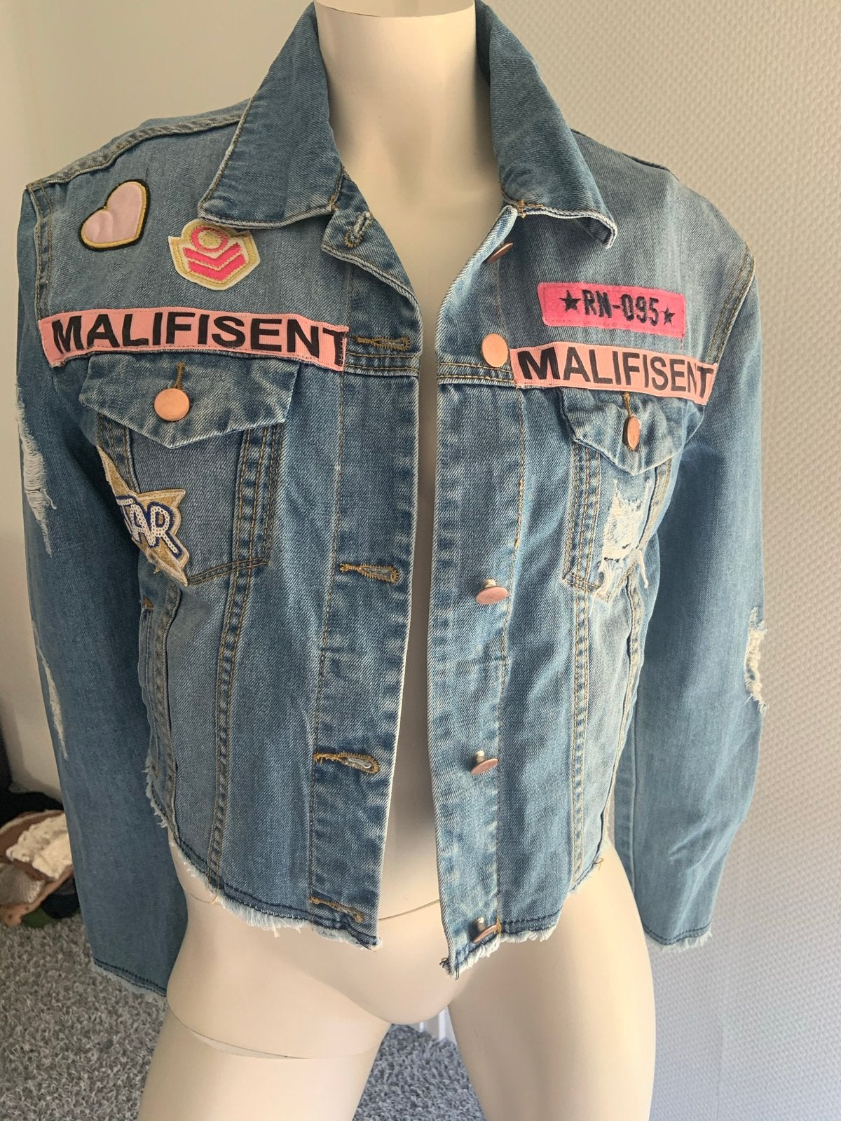Malifisent jeans jasje. M met leuke embleems, Kleding | Dames, Ophalen of Verzenden, Zo goed als nieuw, Maat 38/40 (M), Blauw