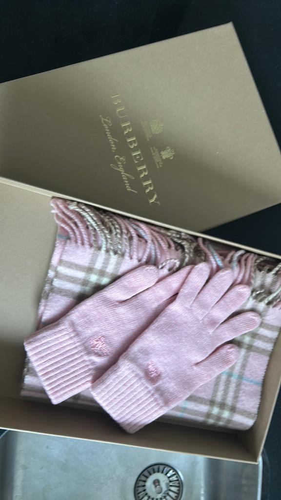 Burberry sjaal en handschoenen set, Kleding | Dames, Mutsen, Sjaals en Handschoenen, Ophalen of Verzenden, Zo goed als nieuw, Handschoenen