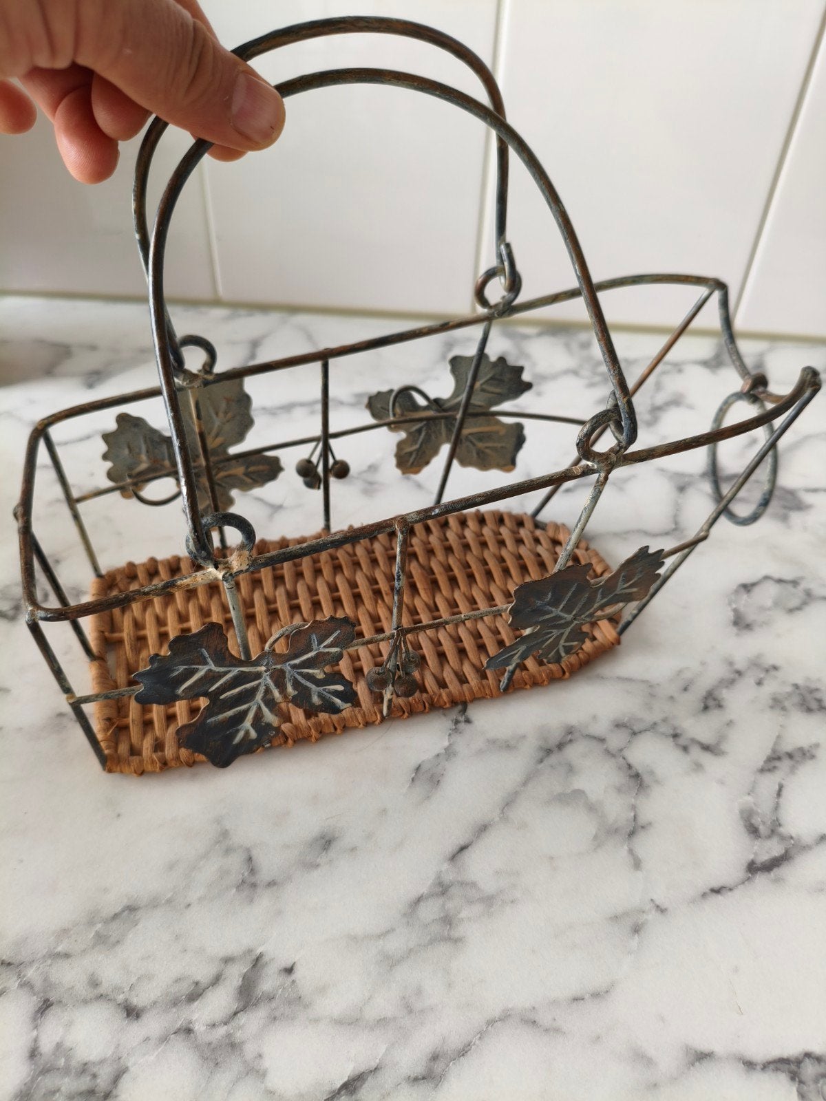 Decoratieve flessenhouder metaal en rotan, Gebruikt, Ophalen of Verzenden, Minder dan 5 flessen, Metaal