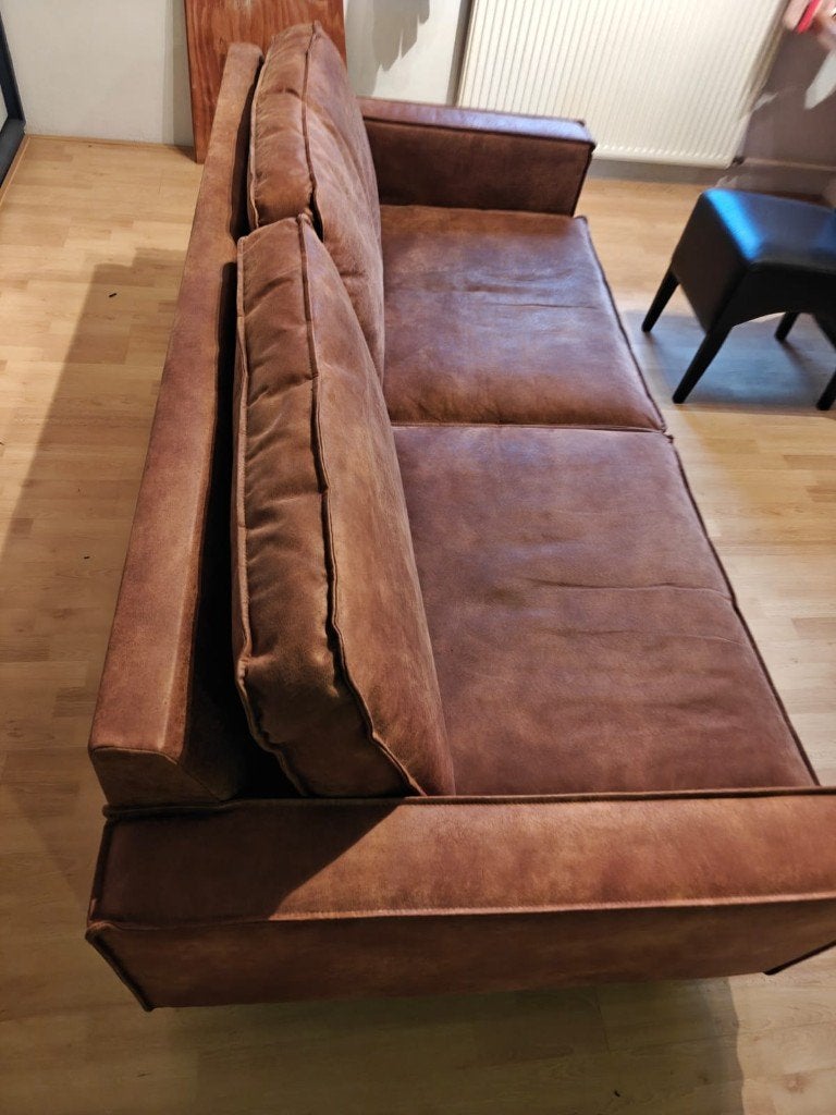 Comfortabele cognac bank met lichte beschadiging, Ophalen, Gebruikt, Driepersoons, 75 tot 100 cm