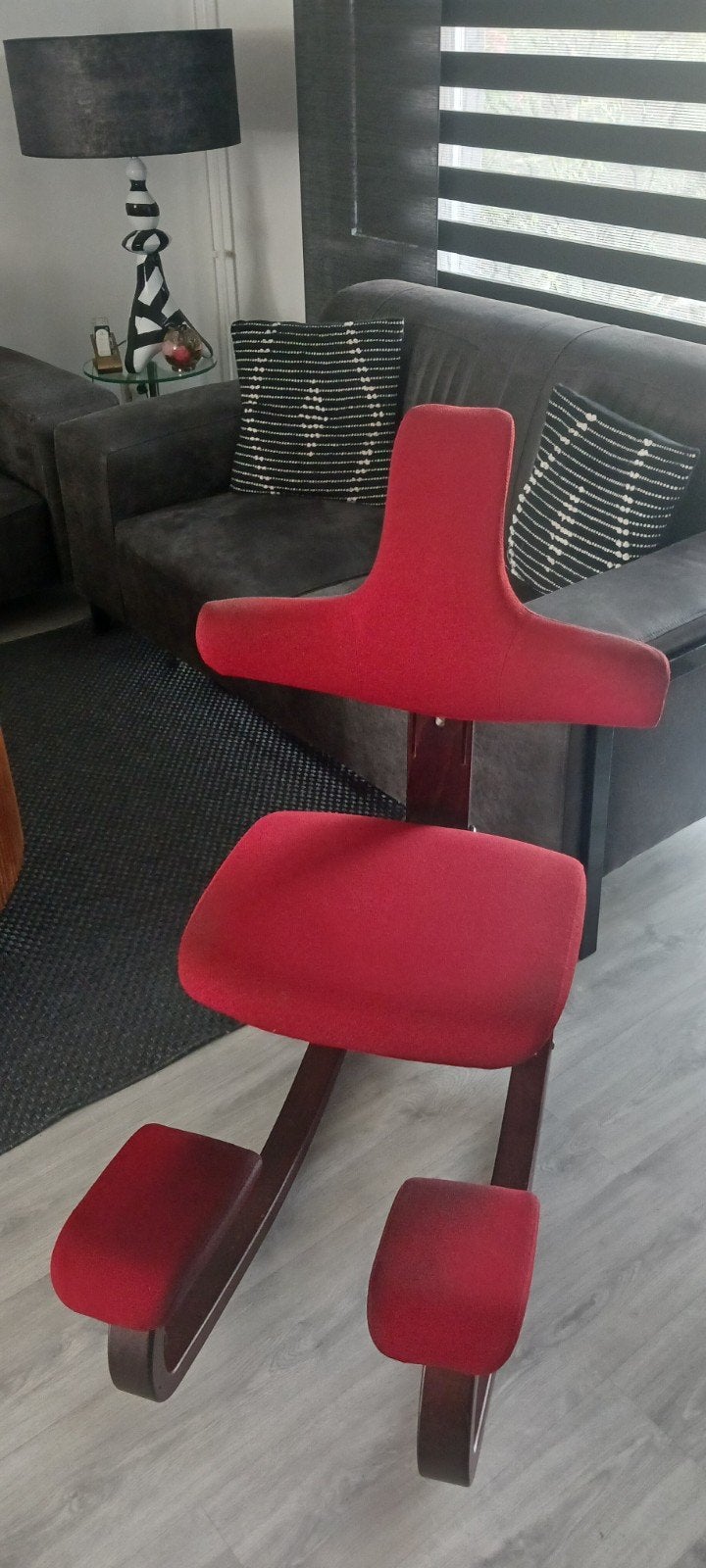 Stokke Varier Variable Balans Kniestoel Rood Ergonomisch, Huis en Inrichting, Ergonomisch, Scandinavisch, Gebruikt, Ophalen of Verzenden