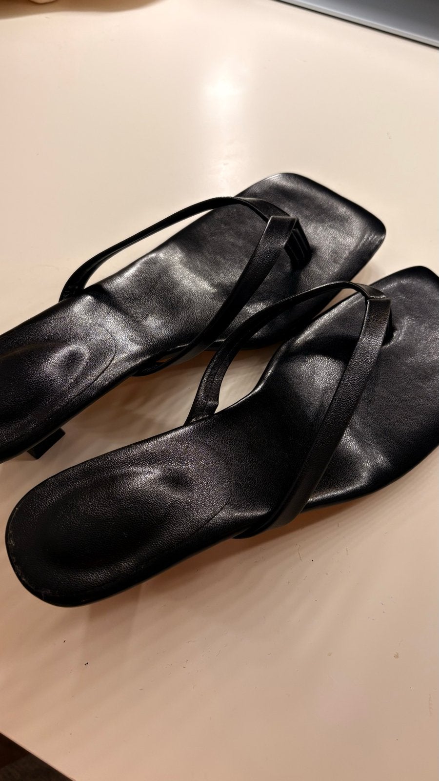 Zwarte slippers met hak - Maat 39, Ophalen of Verzenden, Zo goed als nieuw, Zwart, Slippers