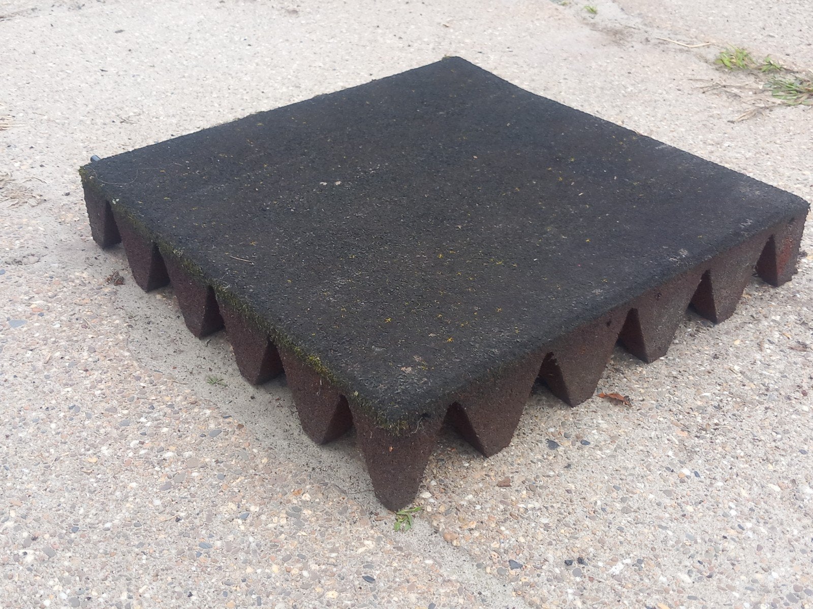 AANBIEDING:343 Rubber tegels 50x50x9. Van €4,90 NU €4,50