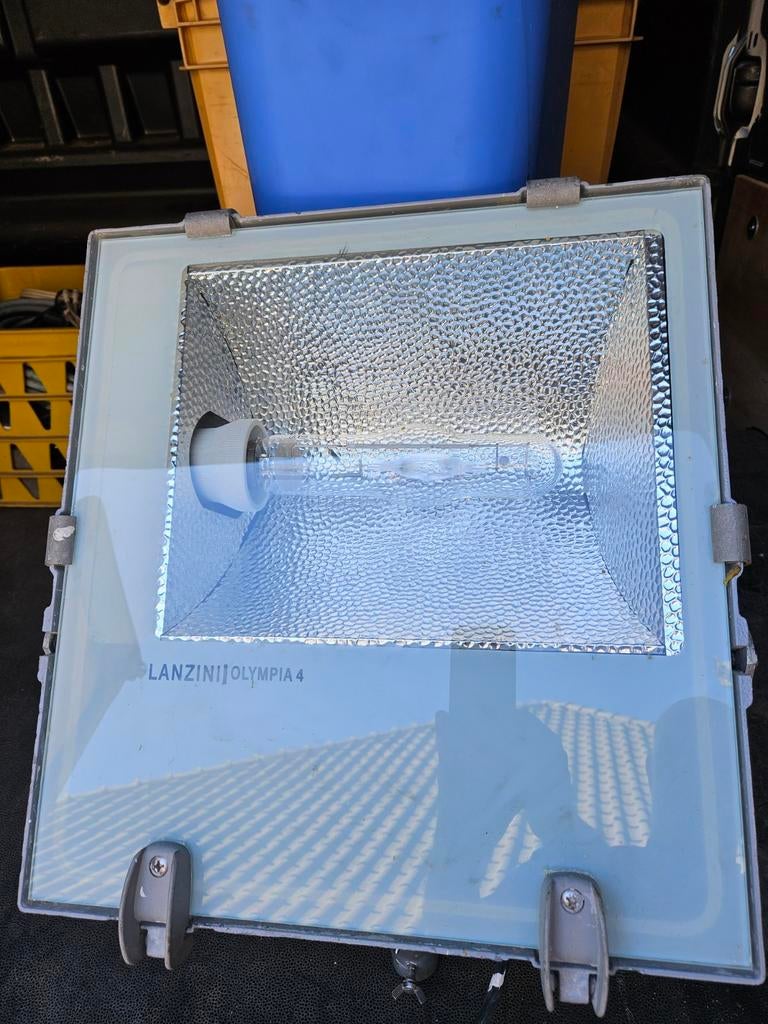 Lanzini Olympia 4 Terreinverlichting - bouwverlichting, Ophalen, Gebruikt, Met statief, Lamp met armatuur
