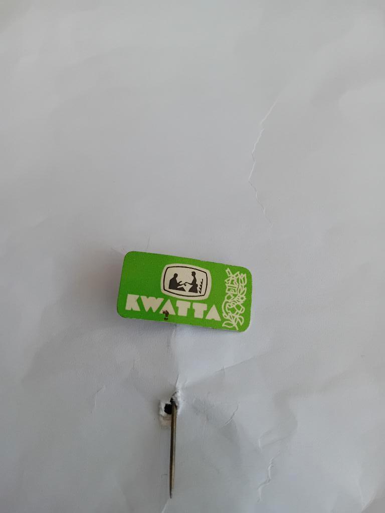 Pin - KWATTA - Breda, Ophalen of Verzenden, Gebruikt, Merk, Speldje of Pin