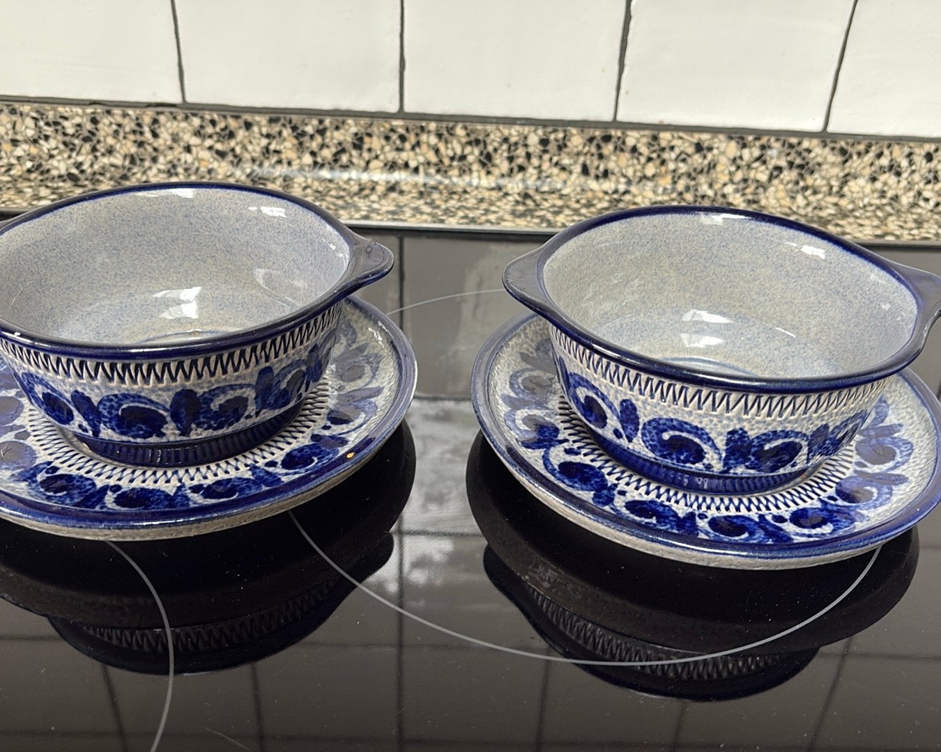 SOEPKOMMEN MET SCHOTEL 2 stuks handgemaakt en geglazuurd, Ophalen of Verzenden, Zo goed als nieuw, Kom(men), Overige stijlen