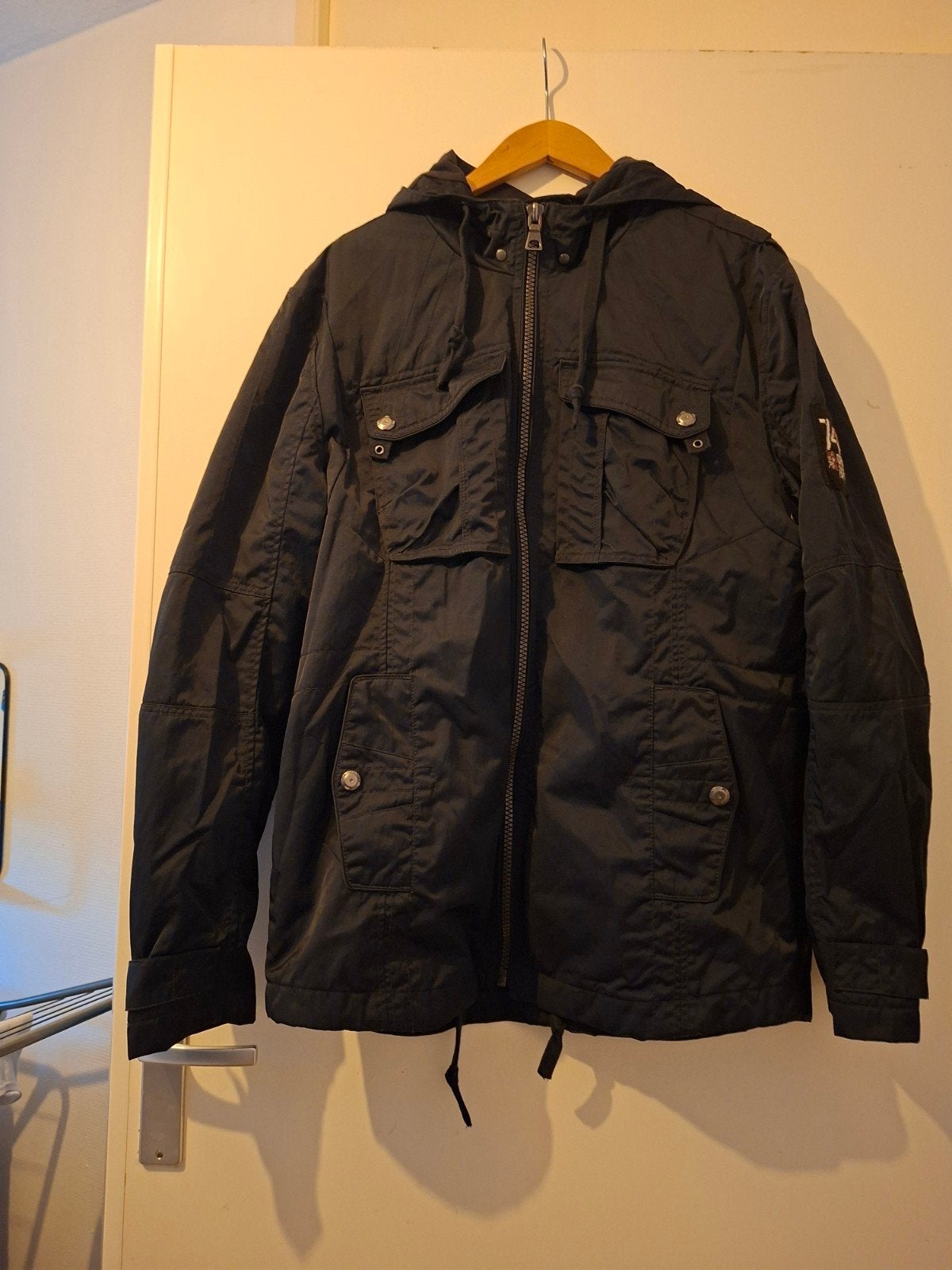 Zwarte herenjas met capuchon - Maat L, Kleding | Heren, Maat 52/54 (L), Onbekend, Zwart, Ophalen of Verzenden