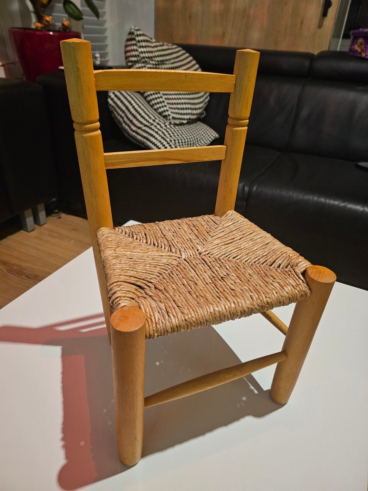 Mini stoel met biezen zitting - Houten kinderstoel, Ophalen of Verzenden, Bruin, Eén