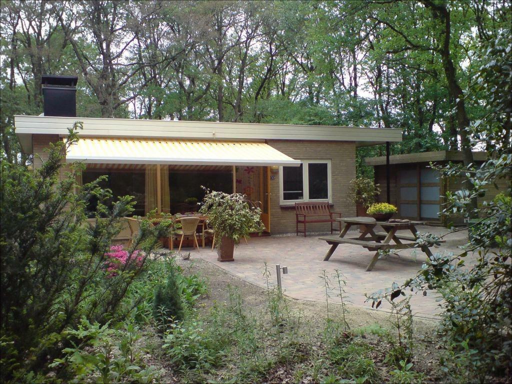 Vakantiehuisje De Eik. Vrij van 10 t/m 17 juni  € 675,00, 5 personen, In bos, Open haard, Landelijk