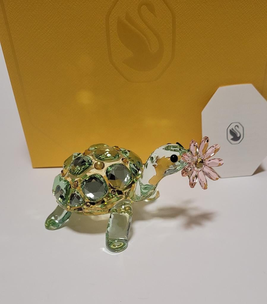 Swarovski Nieuw 2026 Idyllia Schildpad en Madeliefje, Verzamelen, Wattens, Nieuw, Figuurtje, Swarovski