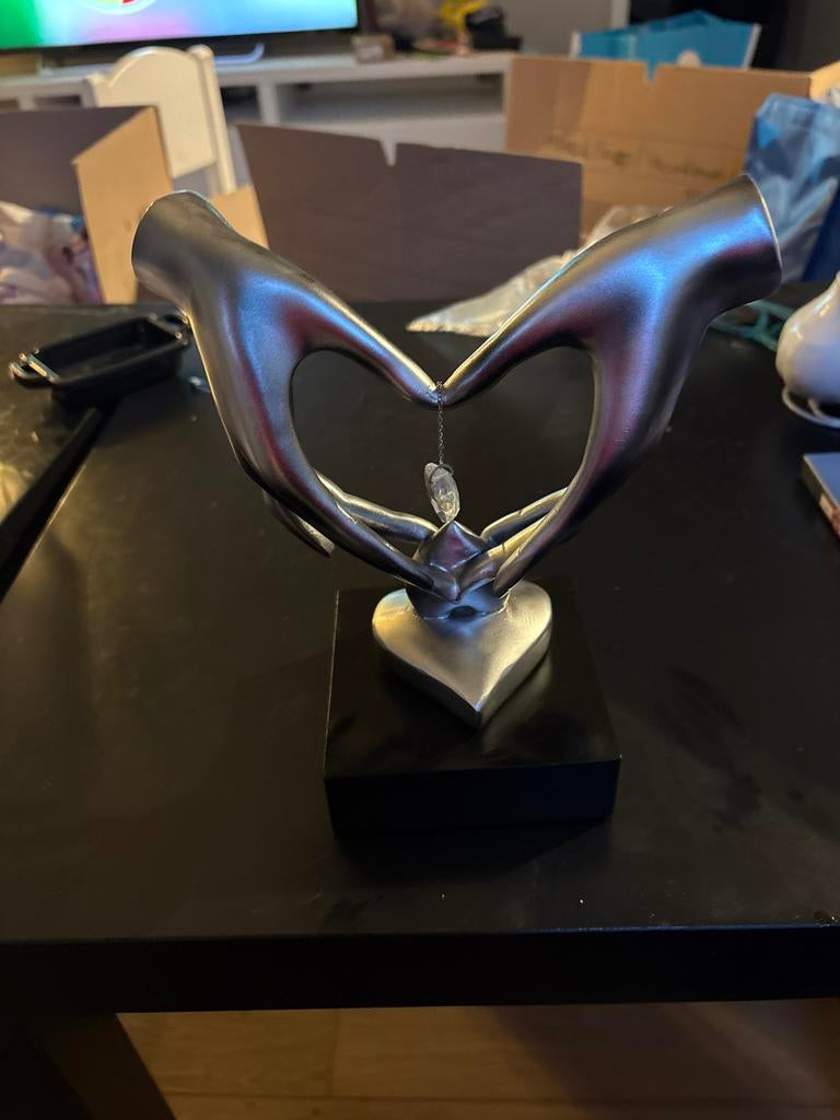 Zilverkleurig beeldje van handen met kristal, Antiek en Kunst, Ophalen