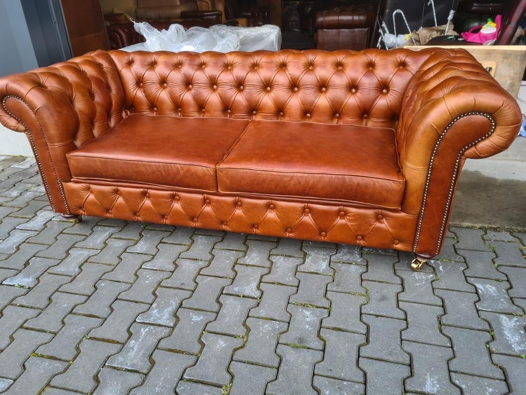 Showroommodel Chesterfield bank cognac leer + BEZORGING, Huis en Inrichting, Banken | Bankstellen, Nieuw, Rechte bank, 200 tot 250 cm