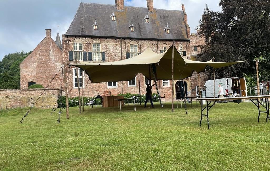 Stretchtent 6mx10m huur | Luxe zandkleurig Incl. op-&afbouw, Hobby en Vrije tijd, Feestartikelen | Verhuur, Ophalen, Zo goed als nieuw