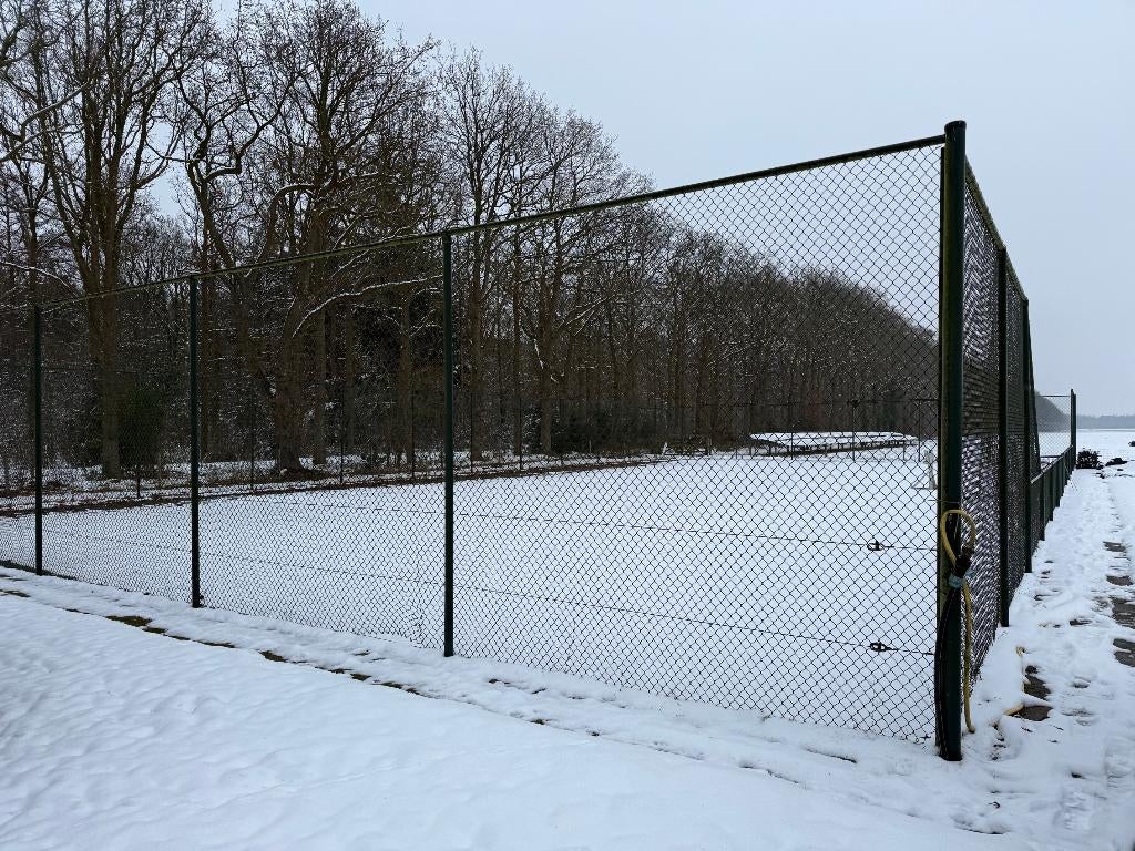 Hekwerk tennisbaan ong. 18m bij 36m al GEDEMONTEERD!, Ophalen, Met poort, Gebruikt, Gaashekwerk