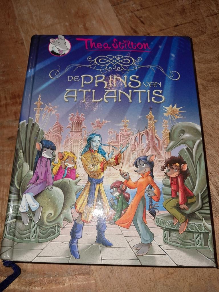 Thea Stilton - De prins van Atlantis, Boeken, Ophalen of Verzenden, Zo goed als nieuw, Thea Stilton
