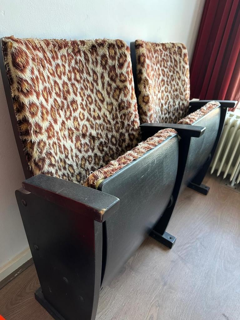 Leuke theaterstoel met unieke bekleding, Huis en Inrichting, Stoelen, Ophalen, Gebruikt, Twee, Bruin