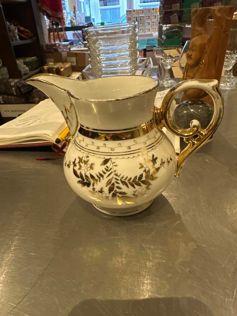 Vintage porseleinen melkkan met gouden details, Antiek en Kunst, Ophalen of Verzenden
