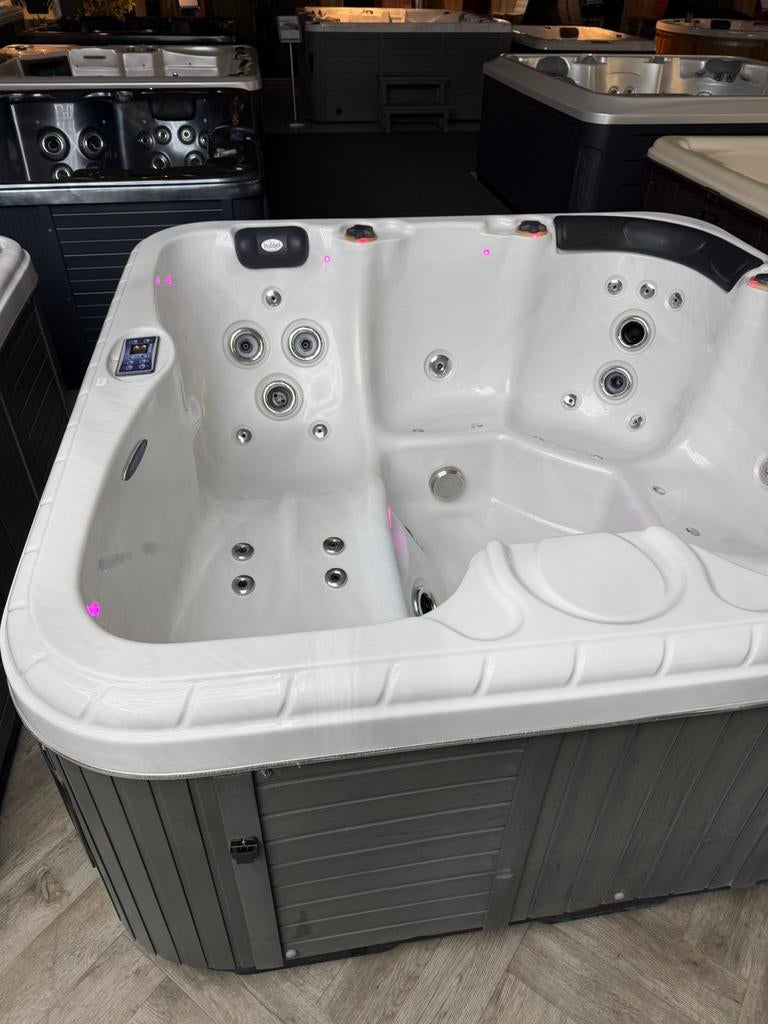 Jacuzzi spa Balboa – 200x200 – 5 persoons – plug & play 220V, Ophalen, Zo goed als nieuw, Trap