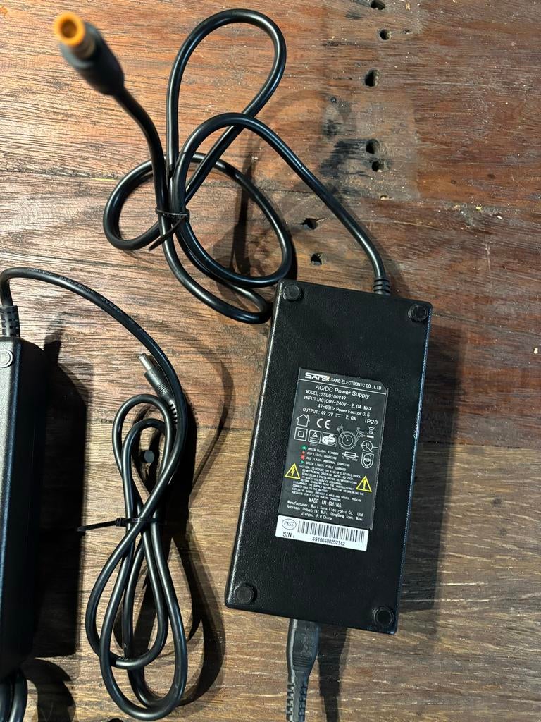 Nieuwe LI-ION Batterijlader - Model LBC031420018, Fietsen en Brommers, Ophalen of Verzenden, Nieuw