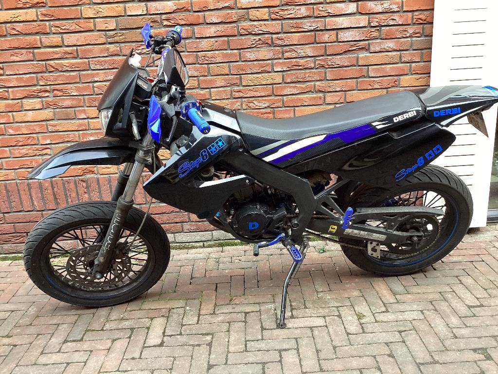 Schakelbrommer Derbi, Fietsen en Brommers, Brommers | Derbi, Ophalen, 6 versnellingen, Gebruikt, Maximaal 45 km/u