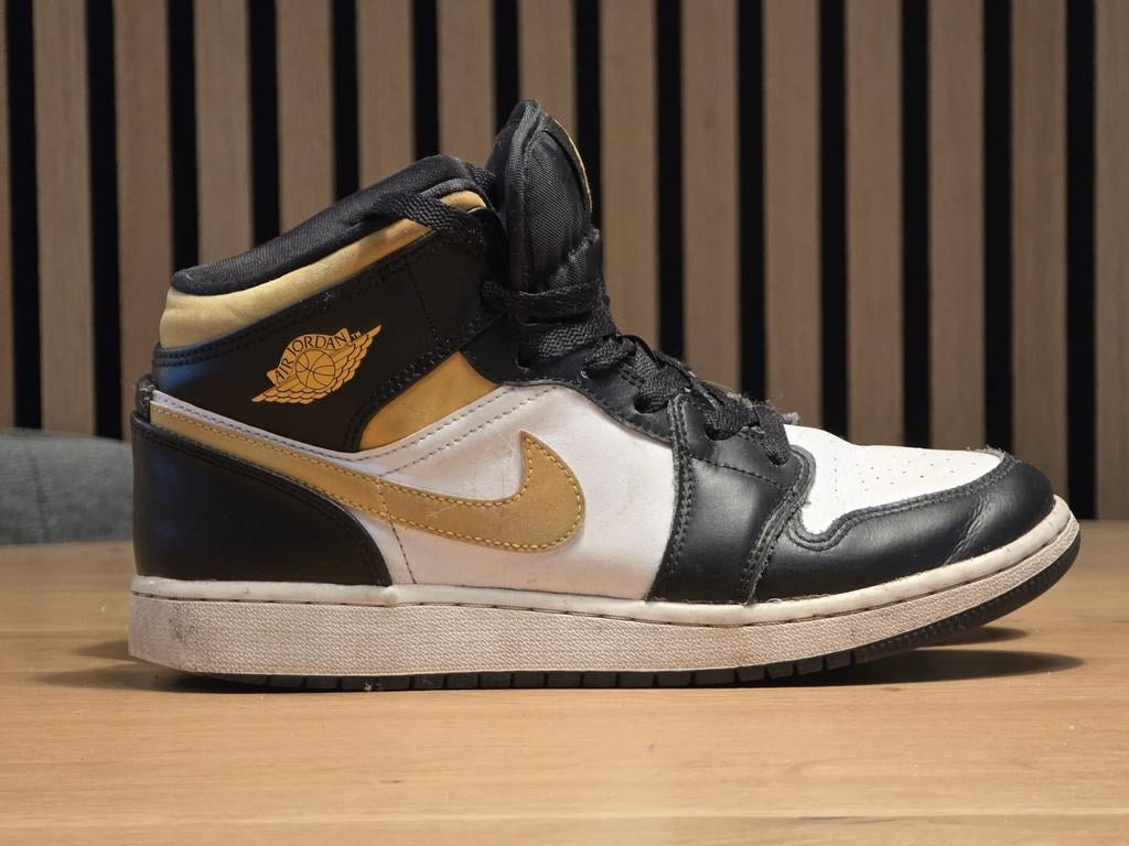 Zwart met geel Air Jordan 1 Mid - Maat 39, Kleding | Heren, Schoenen, Zwart, Air Jordan, Ophalen of Verzenden, Sneakers of Gympen