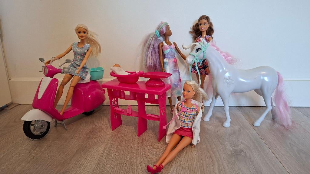 Barbiepoppen + toebehoren, Ophalen, Zo goed als nieuw, Barbie