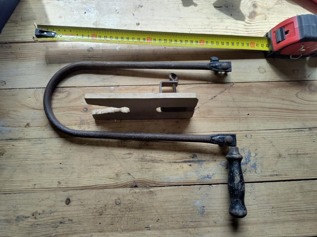 Zeer oude figuurzaag beugel en werkstuk houder, Antiek en Kunst, Ophalen of Verzenden