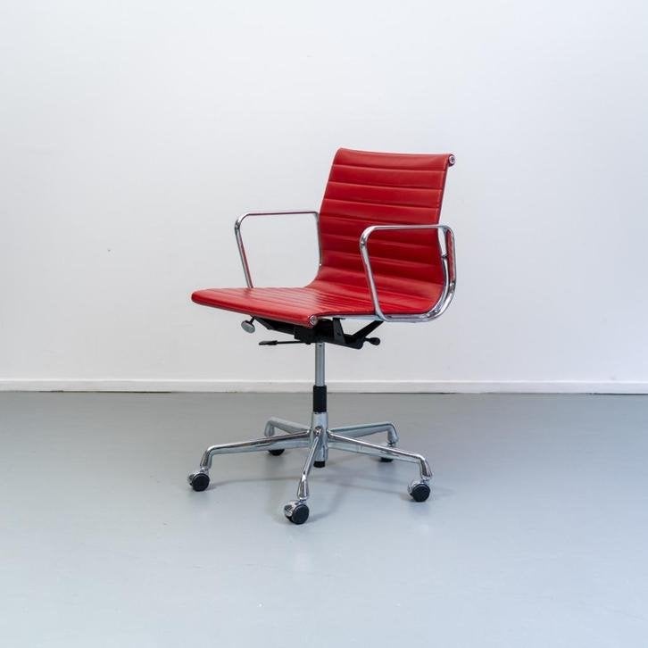 1x Vitra Eames EA 117 Bureaustoel Rood Leer - Gepolijst, Niet ingevuld, Niet ingevuld, Ophalen of Verzenden, Zo goed als nieuw