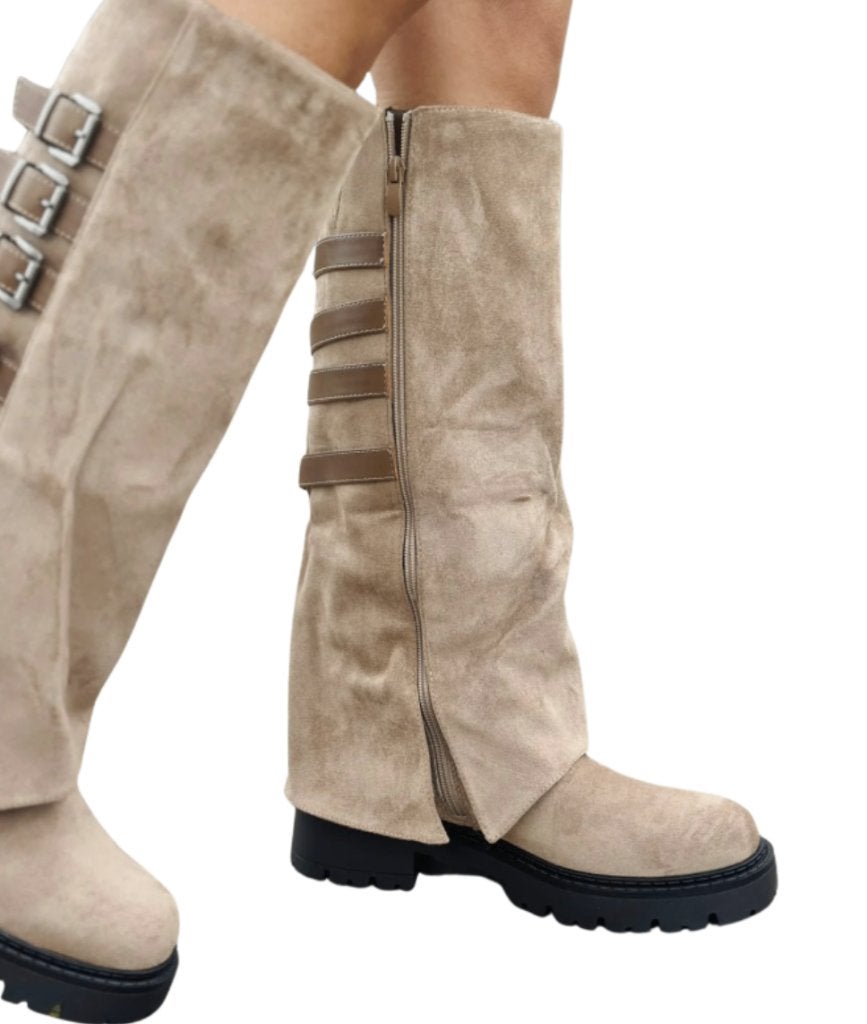 Hoge suedine boots met flap en gespen khaki mt 40, Hoge laarzen, Bruin, Nieuw, Ophalen of Verzenden