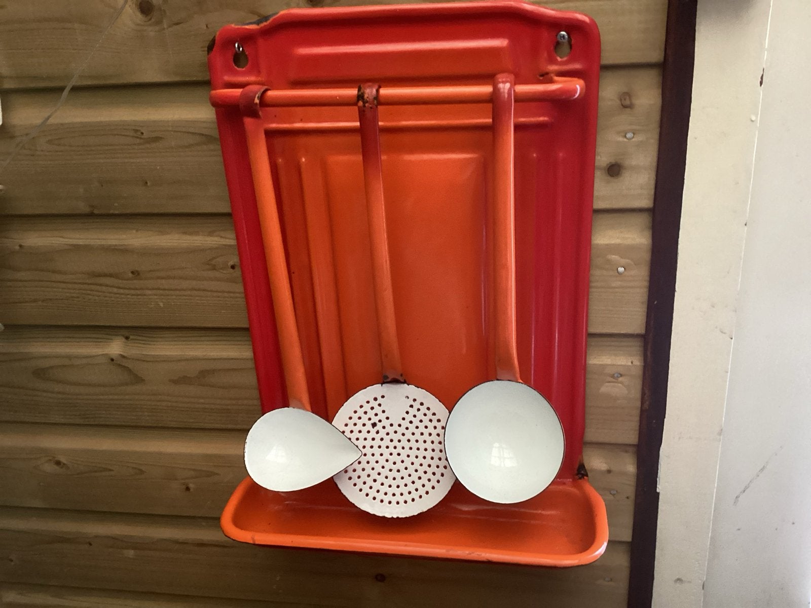 Vintage rood/oranje emaille lepelrek met lekbak, jaren '50, Antiek en Kunst, Antiek | Emaille, Ophalen of Verzenden
