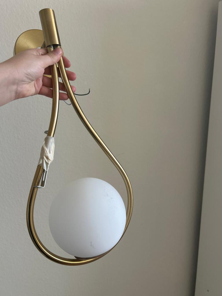 Moderne gouden wandlamp met melkglas bol, Ophalen, Zo goed als nieuw