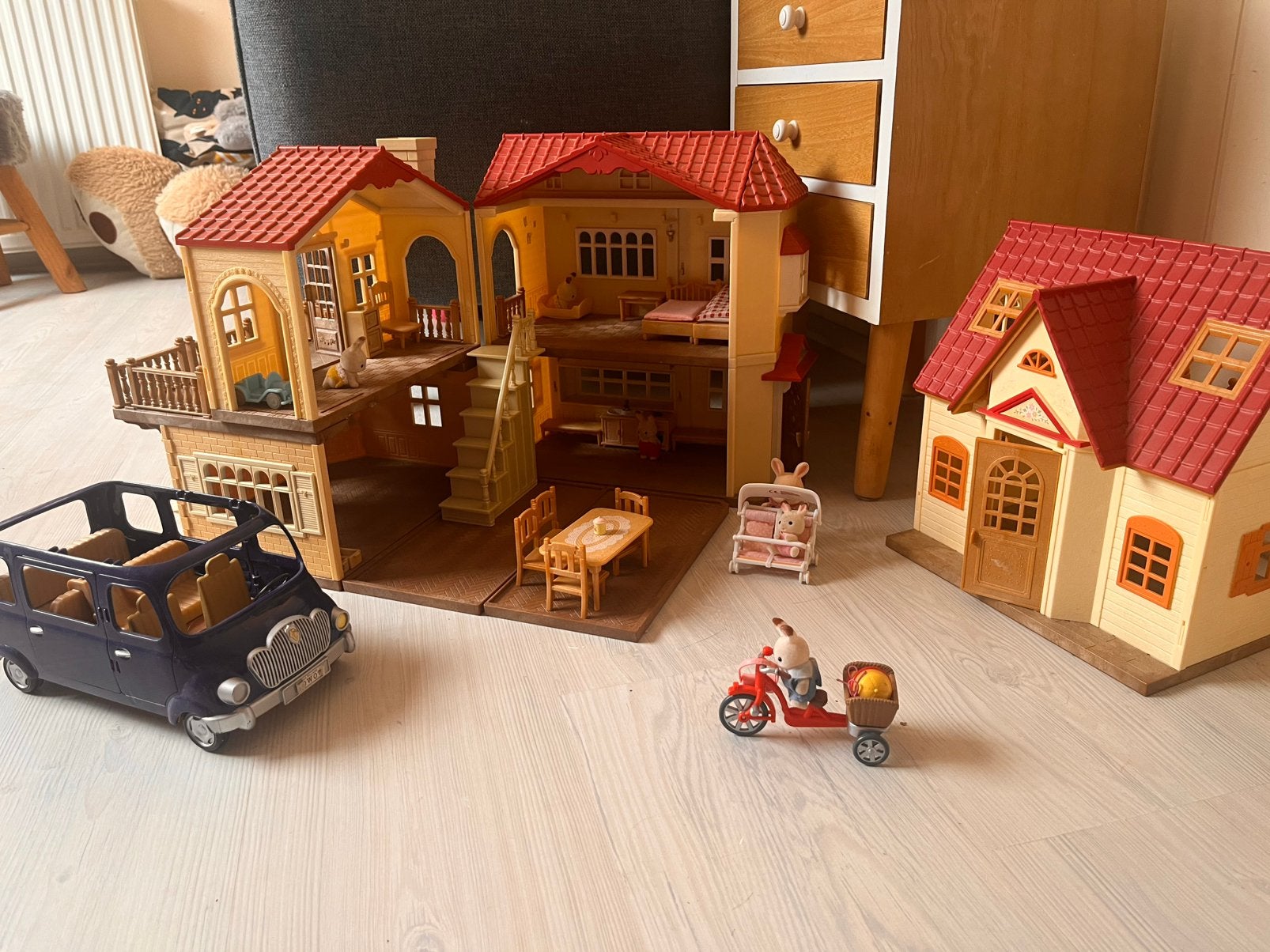 Sylvanian familie: huizen, auto, fiets, inrichting, konijnen, Ophalen of Verzenden, Zo goed als nieuw