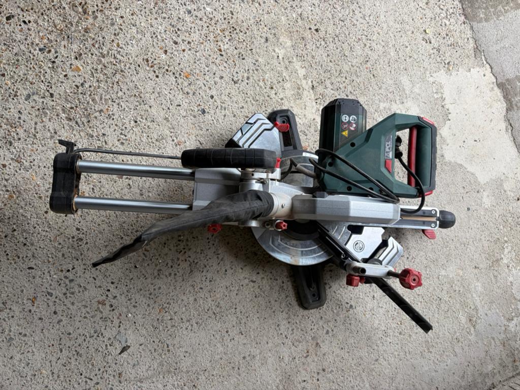 Metabo afkortzaag KGS 216 M, Doe-het-zelf en Verbouw, Gereedschap | Zaagmachines, Ophalen, Zo goed als nieuw, Afkortzaag, 30 tot 70 mm