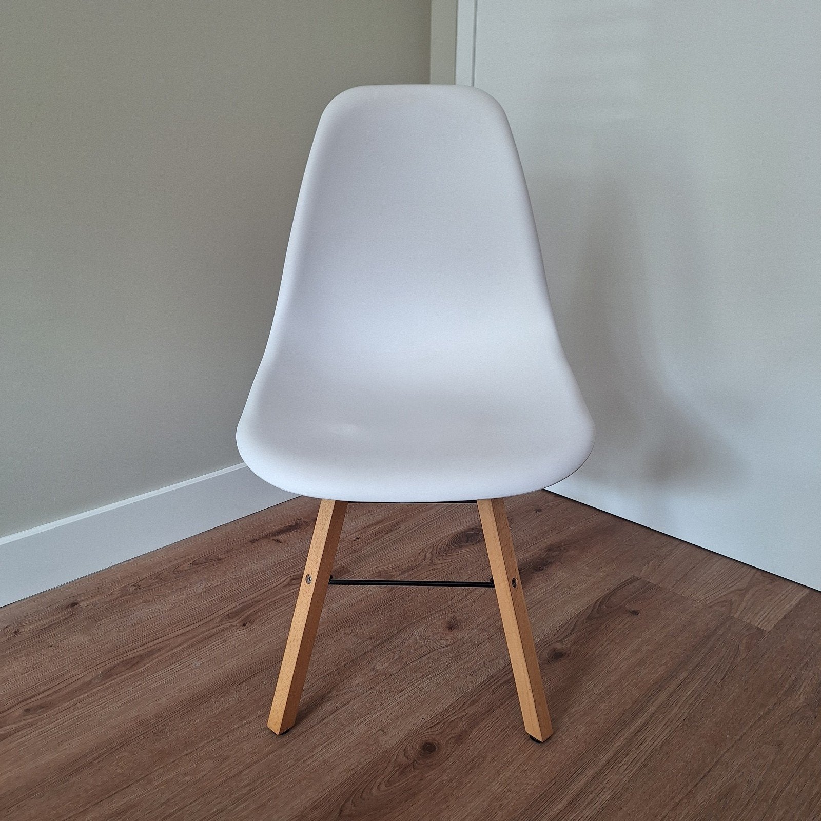 Witte eetkamer / hobby / bureau stoel met houten poten, Wit, Zo goed als nieuw, Ophalen, Hout