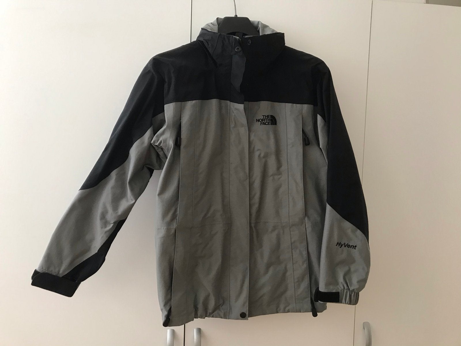 The North Face HyVent jas grijs/zwart - Maat S (z.g.a.n.), Ophalen of Verzenden, Zo goed als nieuw, Maat 36 (S), Jack