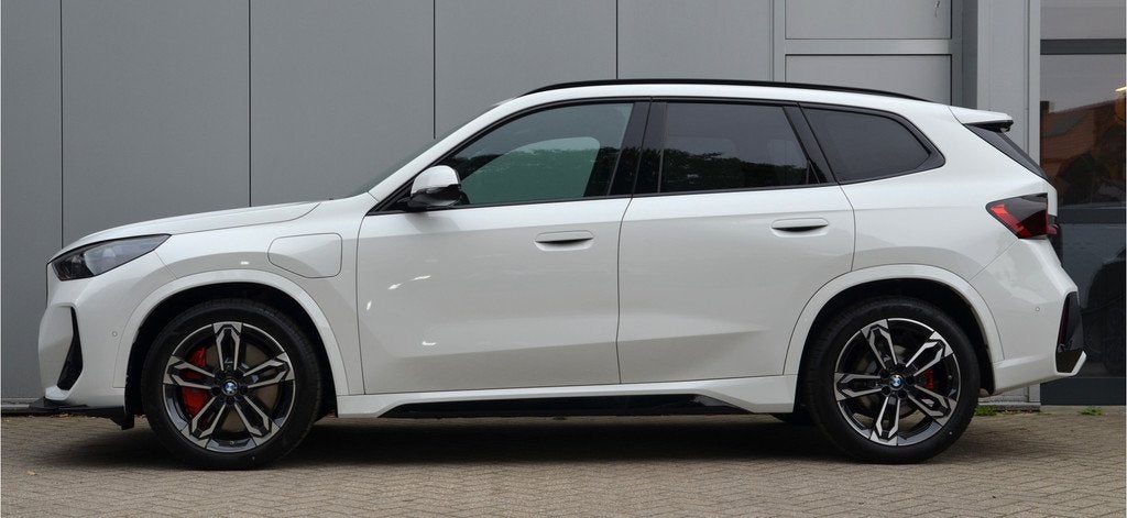 BMW X1 xDrive25e High Executive M Sporrt Automaat / Panorama, Auto's, 136 pk, Met garantie (alle), Wit, Bedrijf