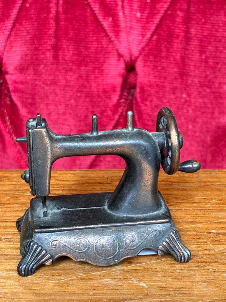 Antieke miniatuur naaimachine puntenslijper Akizuki Boeki, Ophalen of Verzenden