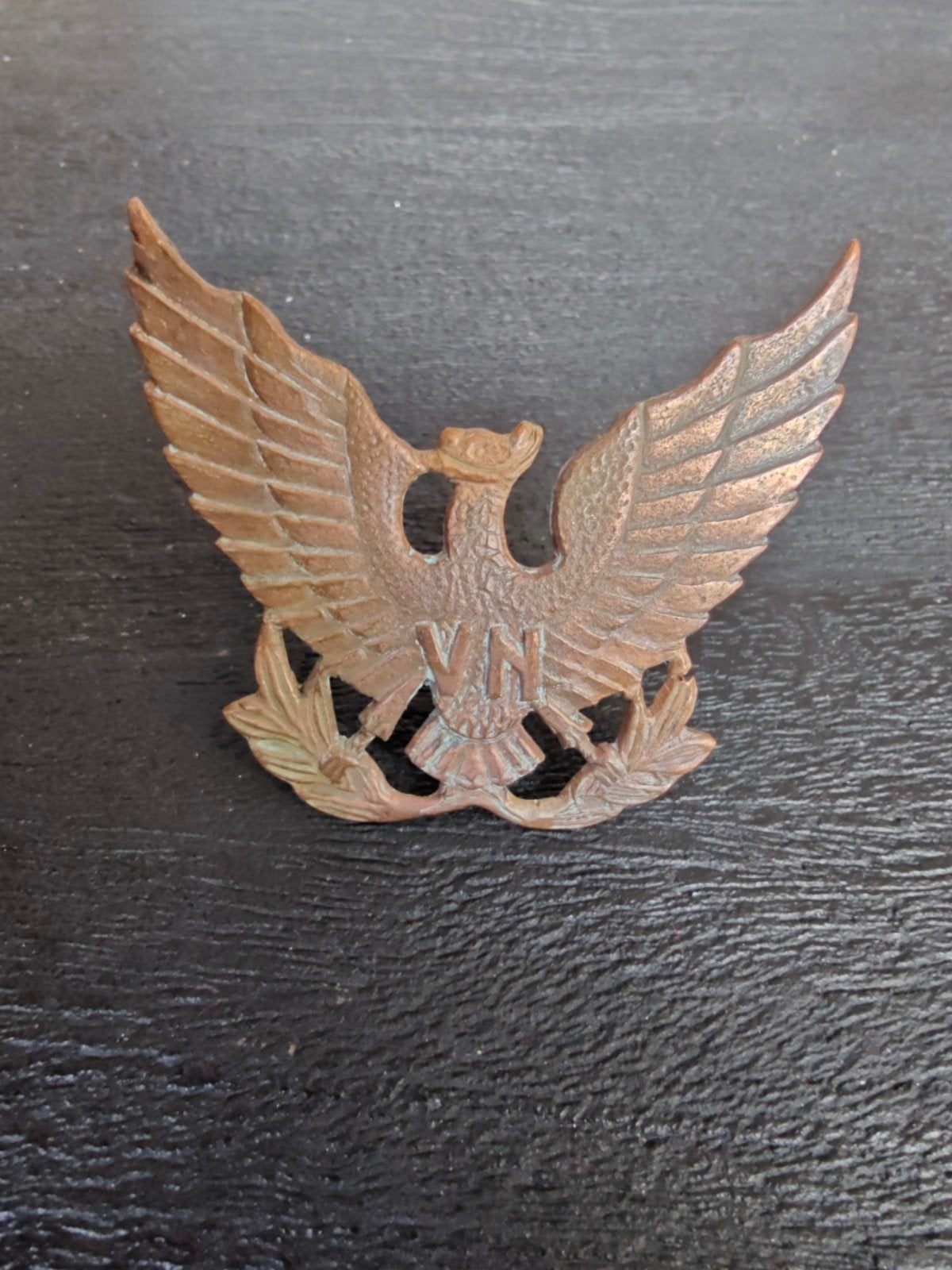 VNAF OFFICER CAP BADGE - Air Force RVN - SAIGON PILOT, Early, Ophalen of Verzenden, Luchtmacht, Amerika, Embleem of Badge