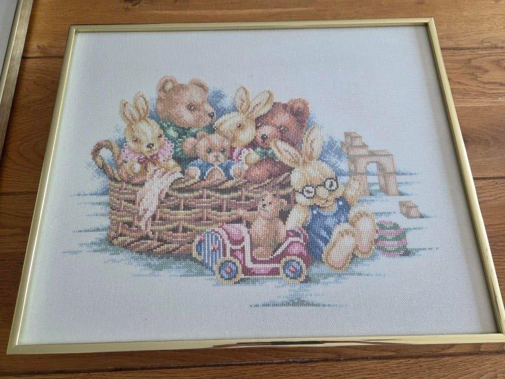 Peter Rabit geïnspireerd geborduurde afbeelding in lijst, Huis en Inrichting, Woonaccessoires | Lijsten, Ophalen, Zo goed als nieuw