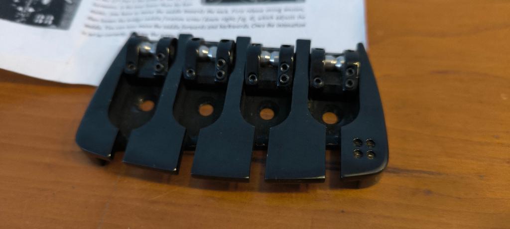 originele Sandberg 4 snaar brug (zwart), Muziek en Instrumenten, Instrumenten | Onderdelen, Ophalen of Verzenden, Nieuw, Elektrische basgitaar