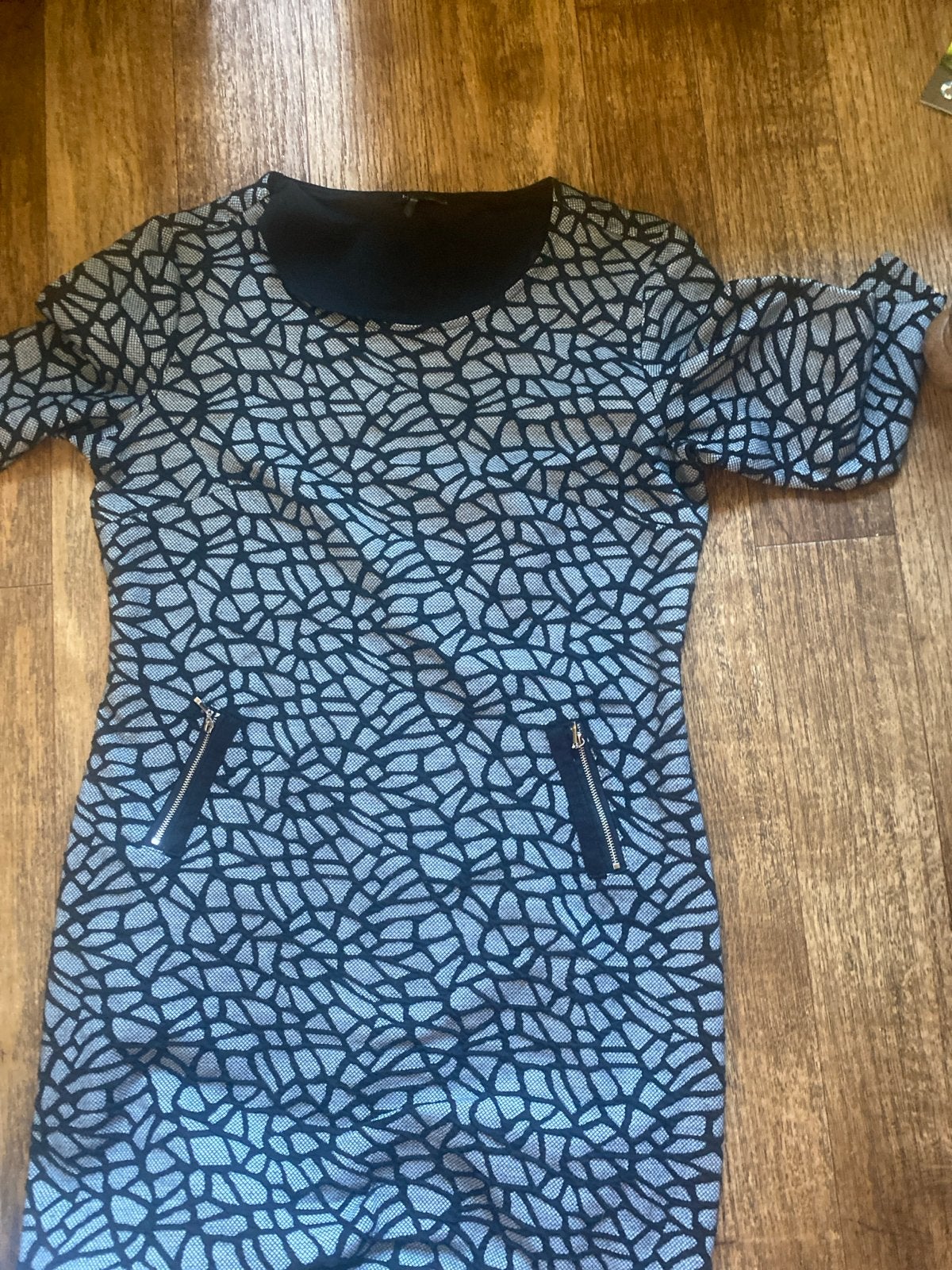 Stijlvolle jurk met patroon en ritsdetails, Kleding | Dames, Ophalen of Verzenden, Zo goed als nieuw, Maat 42/44 (L), Zwart
