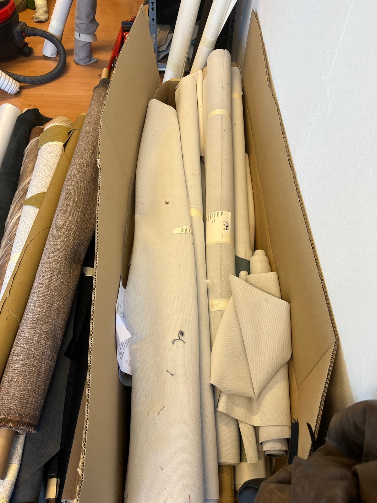 Doos vol restanten kunstleer Vyva Fabrics - Diverse kleuren/, Ophalen, Gebruikt, Meerkleurig, Leer of Kunstleer