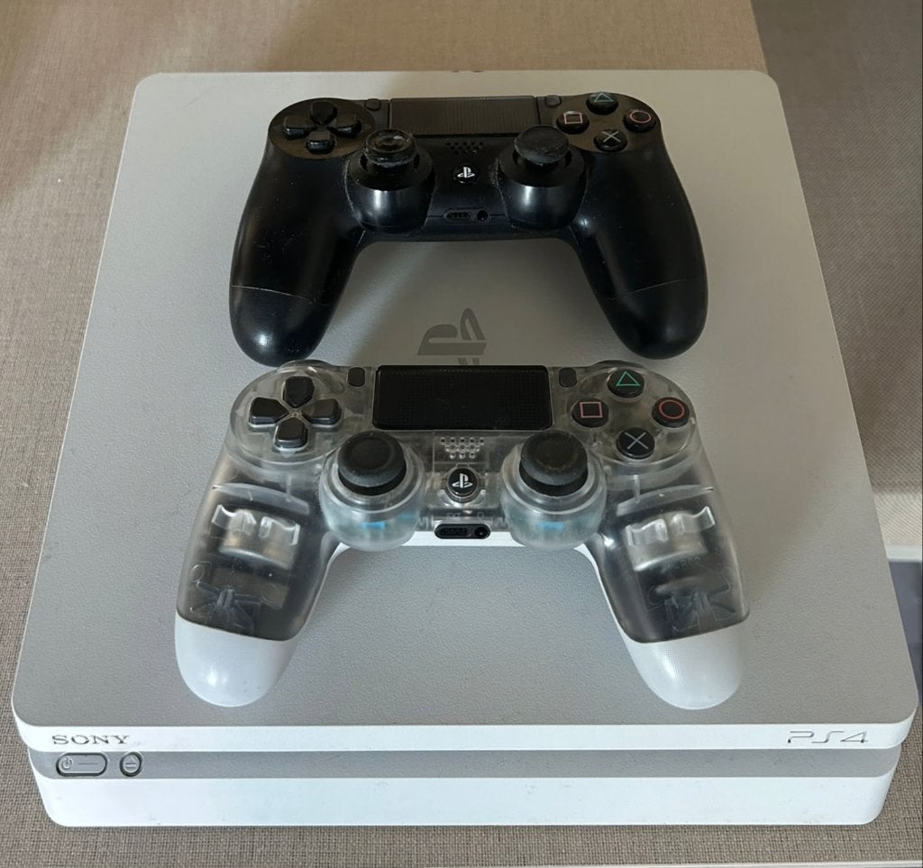 Sony PlayStation 4 Slim met 2 controllers