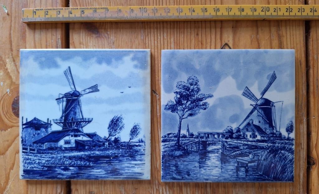 Twee Delfts blauwe tegels met molens, handgeschilderd, Ophalen of Verzenden