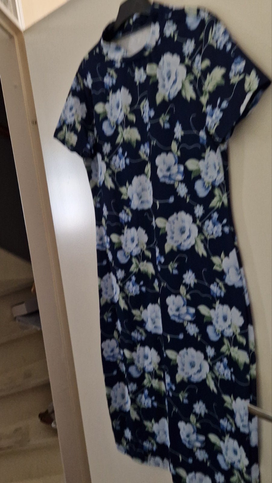 Donkerblauwe jurk met bloemenprint, Maat 38/40 (M), Blauw, Ophalen of Verzenden, Knielengte