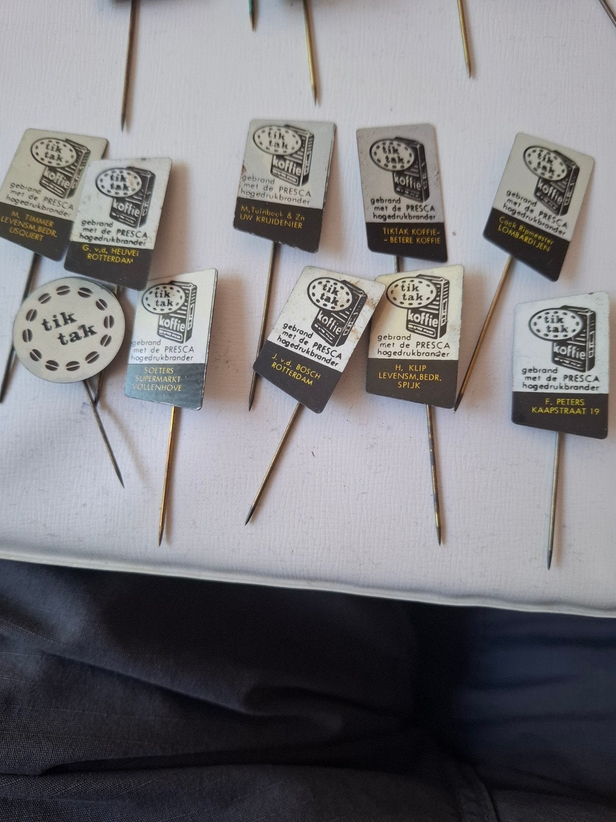 Vintage Tik Tak Koffie Speldjes - Reclame Pins, Ophalen of Verzenden, Gebruikt, Overige onderwerpen, Speldje of Pin