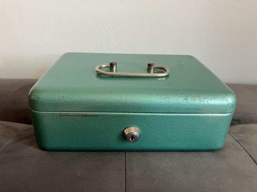 Groen metalen geldkistje; 24,5 x 18 x 8,5 cm, Ophalen, 50 tot 100 cm, Minder dan 50 cm, Minder dan 50 cm