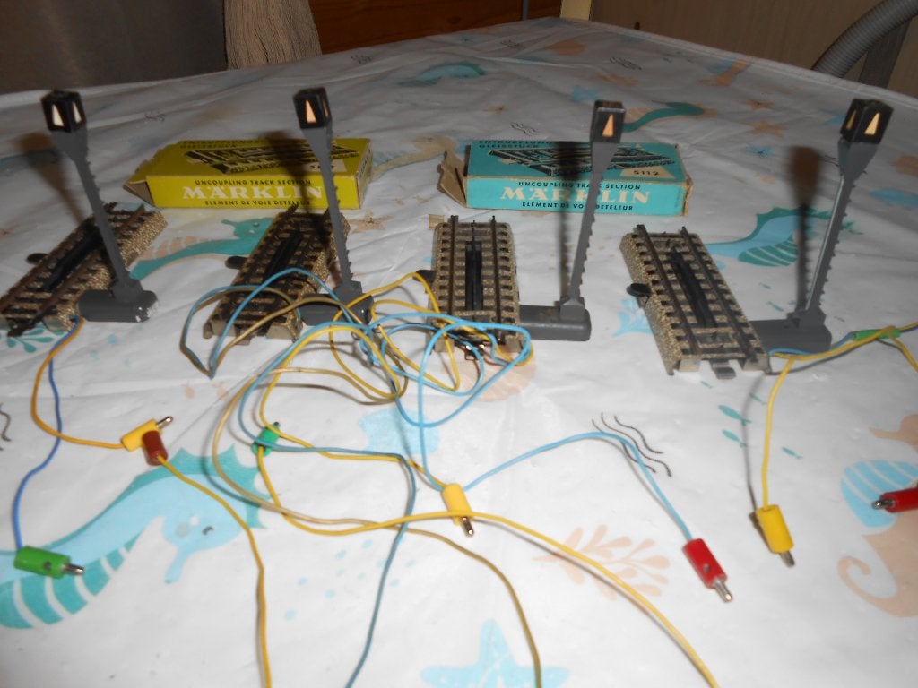 Märklin 5112 en 5113 4x,  ontkoppelrail met seinmast M rail, Wisselstroom, Rails, Ophalen of Verzenden, Zo goed als nieuw
