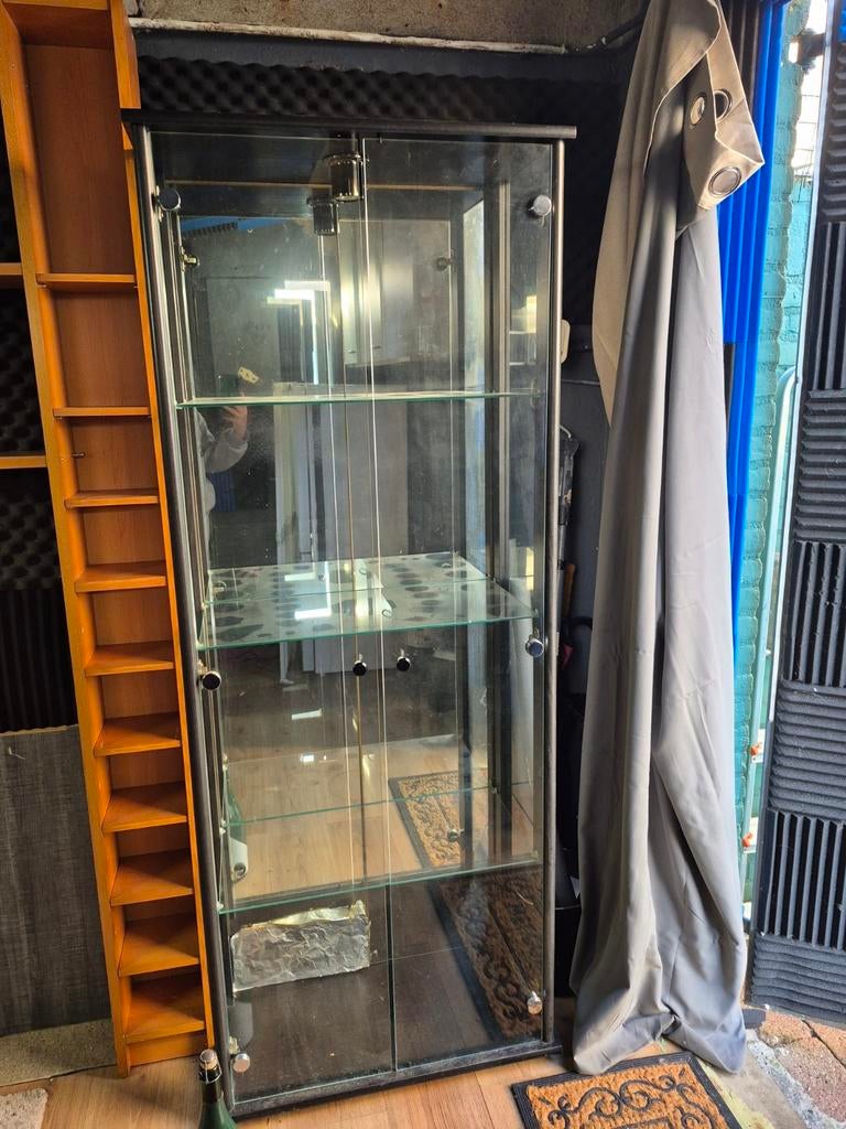 Glazen vitrinekast met schade (zie foto), Ophalen, 50 tot 100 cm, Glas, 150 tot 200 cm