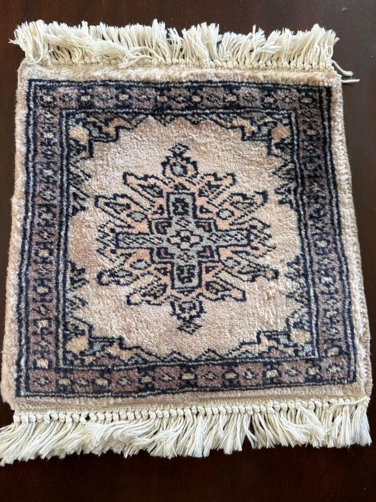 Klein Perzisch tapijtje - Handgeknoopt, Minder dan 50 cm, Gebruikt, Beige, Ophalen of Verzenden